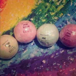 Four body&earth bath bombs